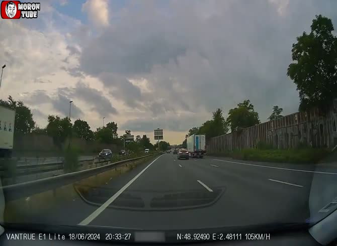 Video :He wrecks on the highway while driving crazily